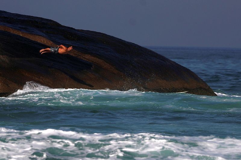 A surfer dives into the ocean on the first day of beaches reopening for sports only amid the coronavirus disease (COVID-19) outbreak, at Ipanema beach in Rio de Janeiro, Brazil on June 2, 2020. (Photo by Pilar Olivares/Reuters)
